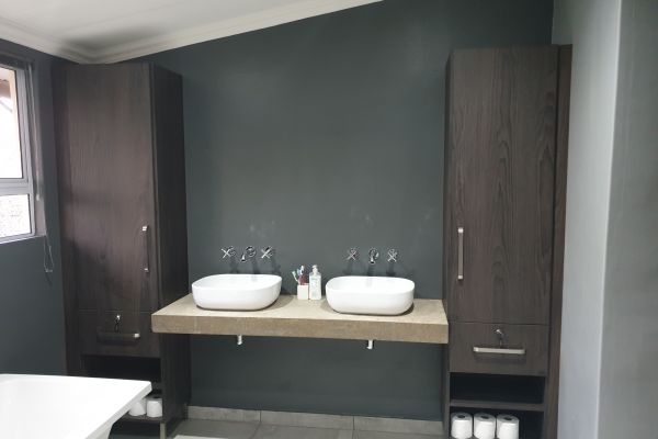 karen-morewood-bathroomA2BAEDB2-F8B5-C4C3-B5D5-085BB75C95A3.jpg